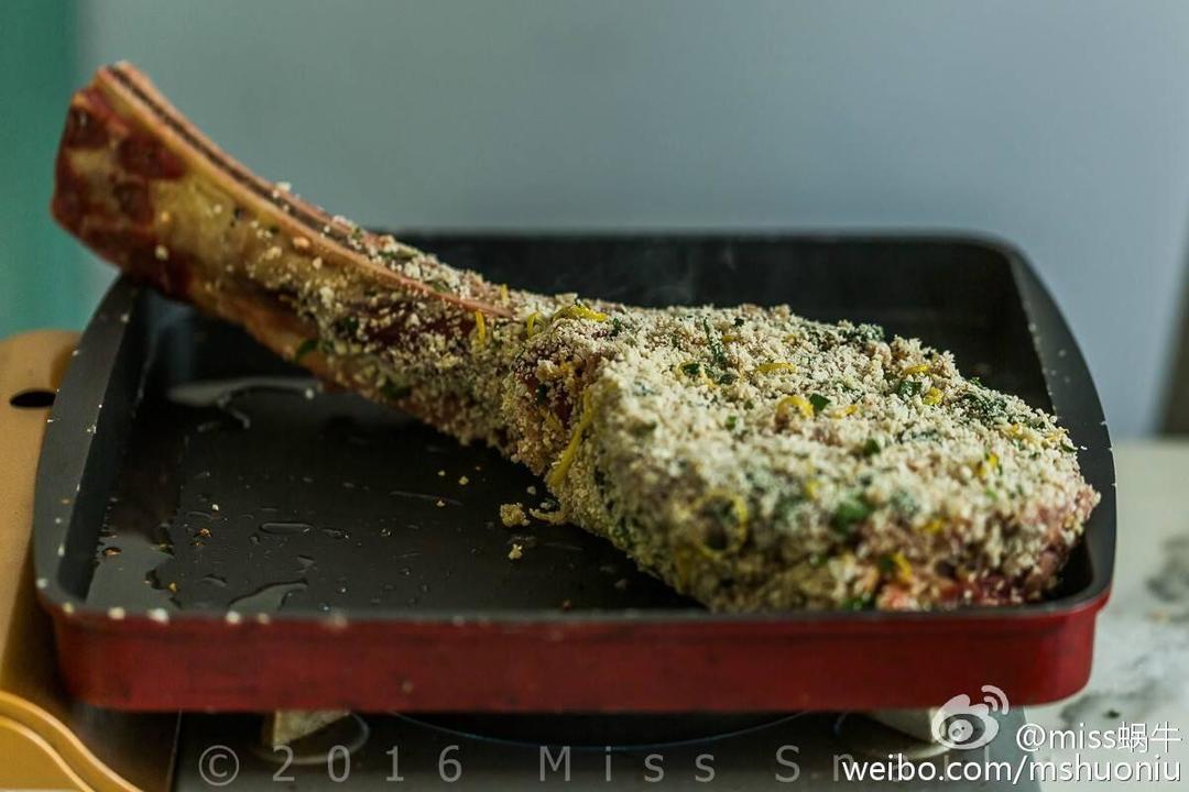 酥粒战斧牛排.Crumbed tomahawk steak with minted peas.的做法 步骤7