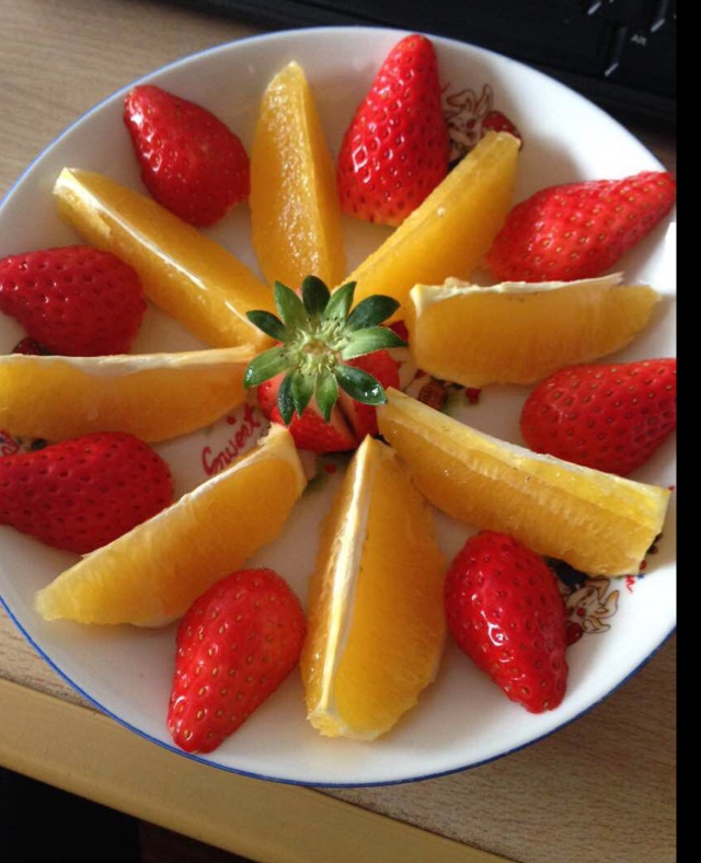 吃昆虫的婶婶做的水果拼盘