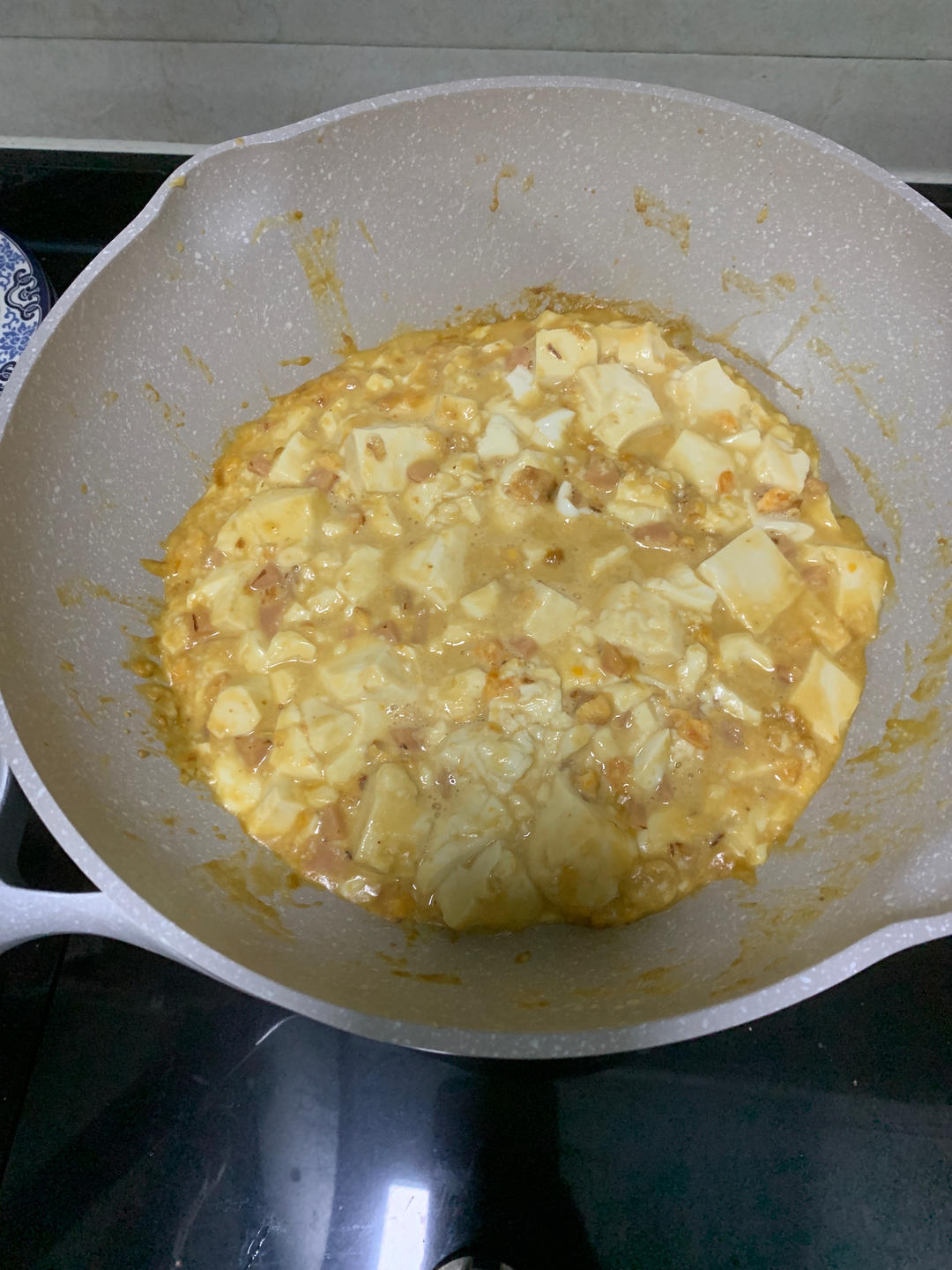 营养又鲜香的咸蛋黄豆腐煲