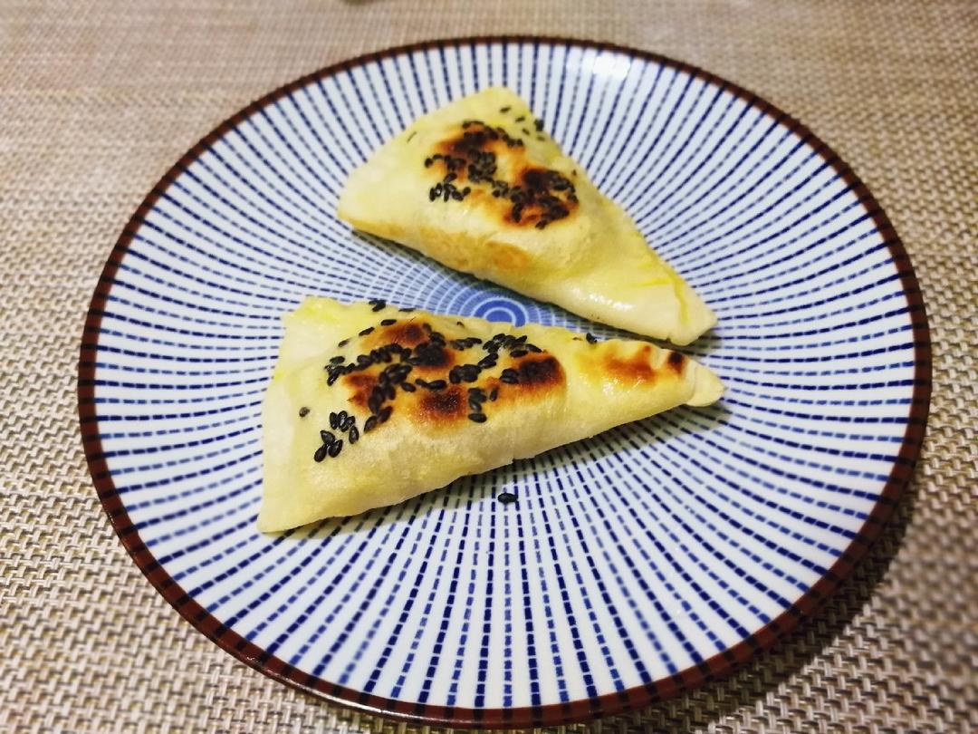 不用烤箱的苹果派女儿围在锅边吃