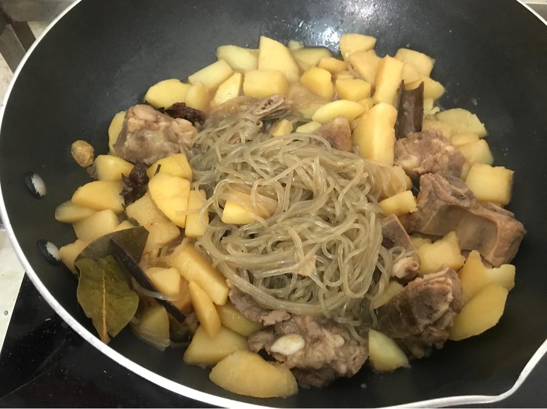 超简单但无敌好吃的排骨炖土豆