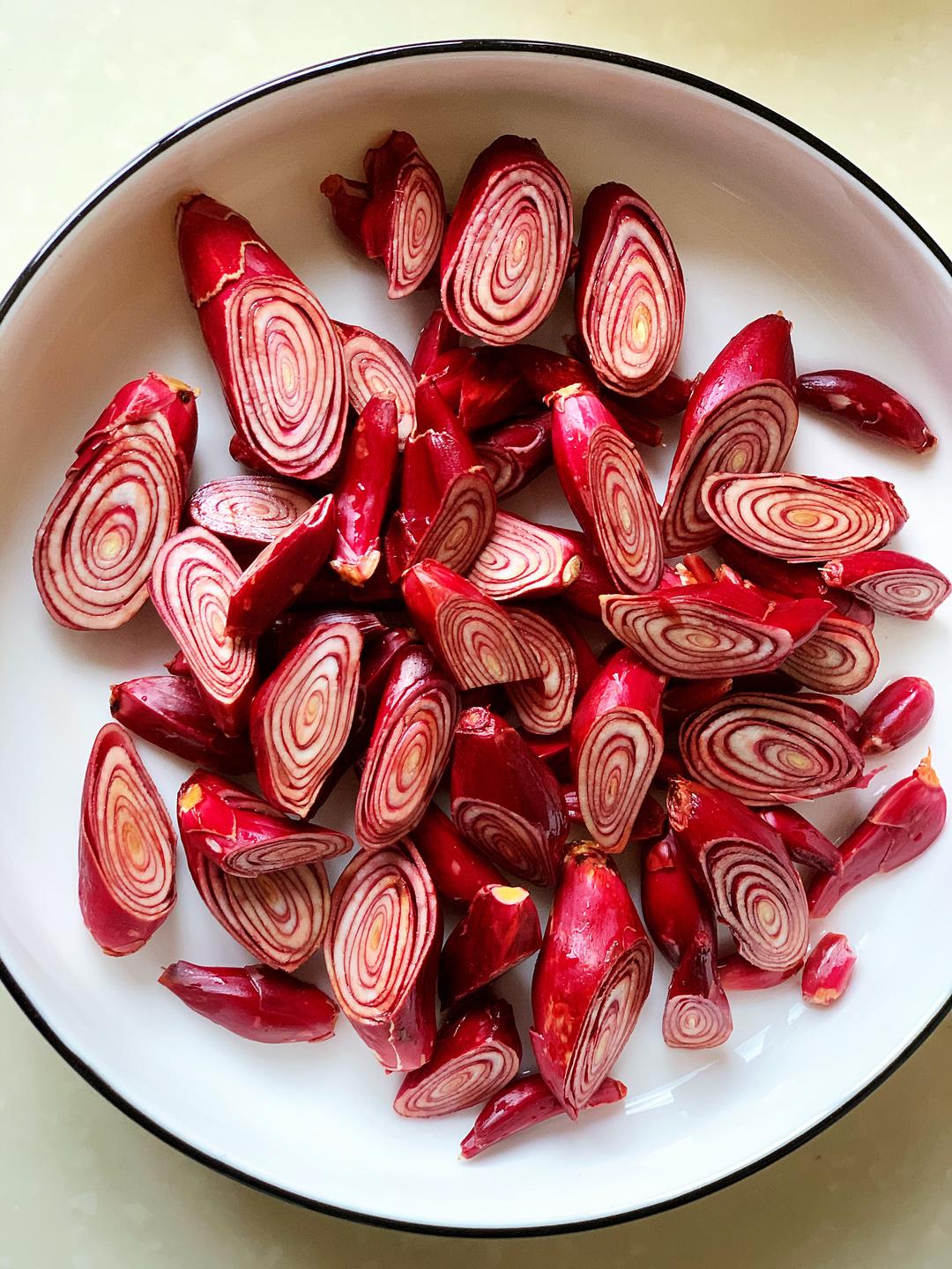 补气补血:红葱炖猪心的做法 步骤1