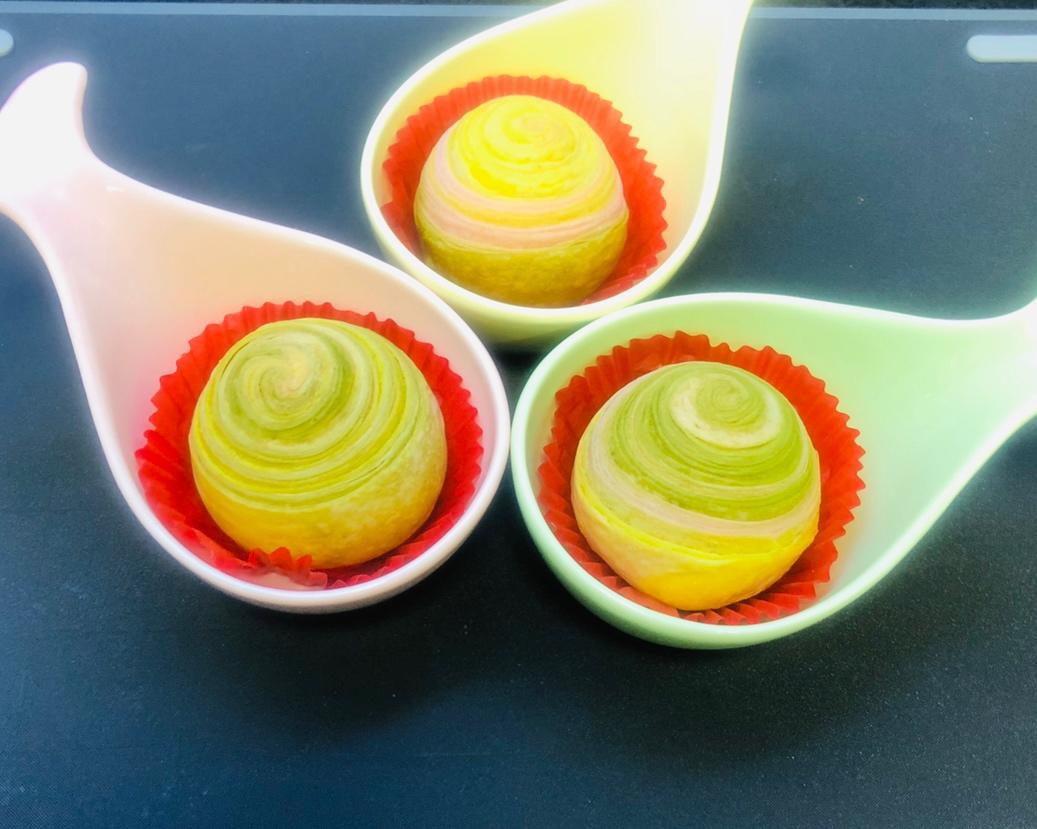 鹅妈妈彩虹🌈蛋黄酥的做法