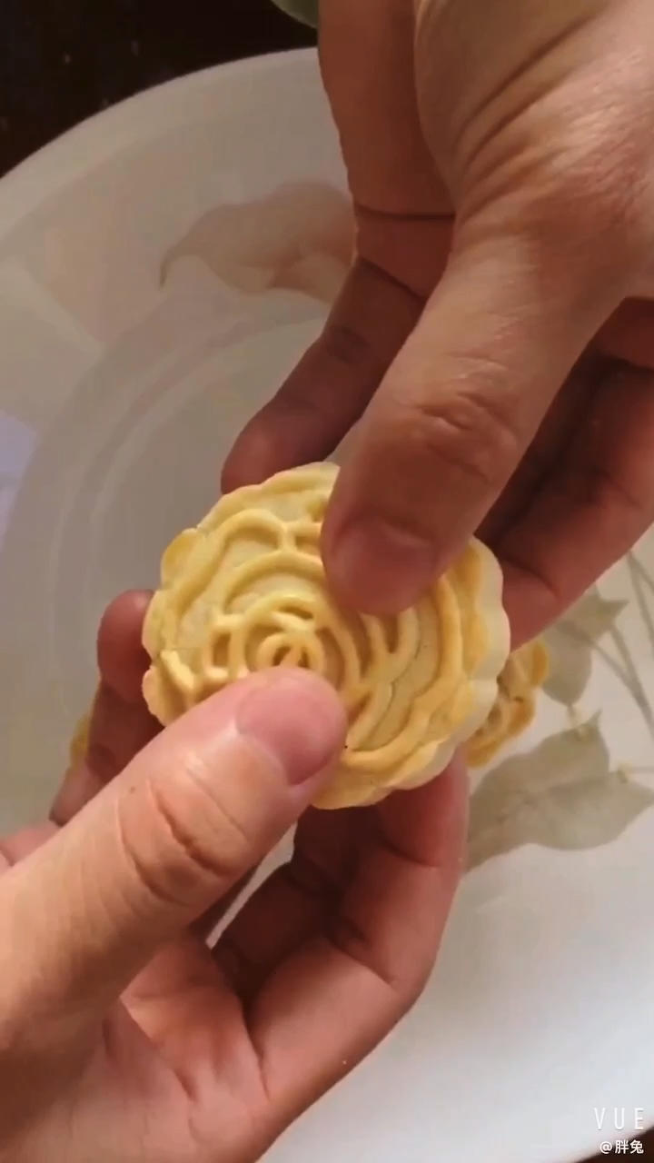 超详细图解版--流心奶黄月饼