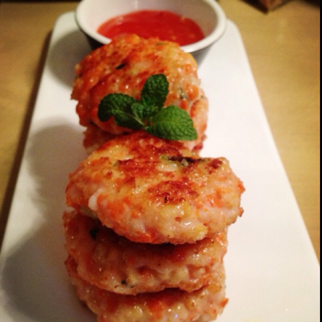 在厨房绽放做的香煎虾饼