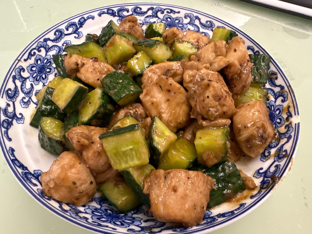 清爽解腻的黄瓜炒鸡胸肉，低脂低卡减肥食谱