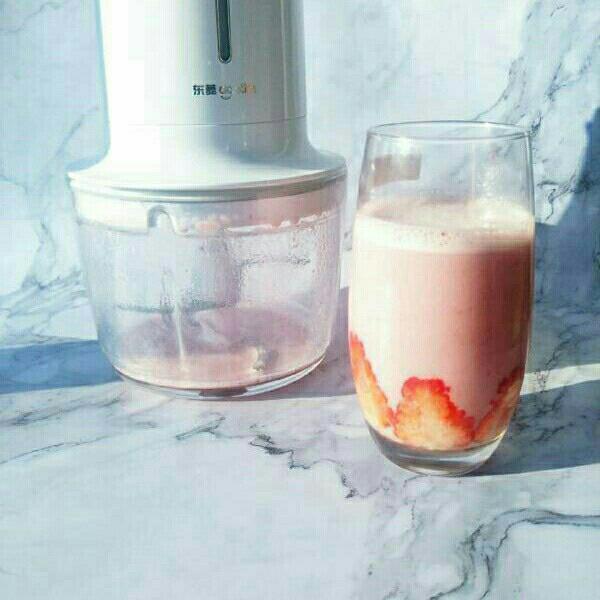超级简单的草莓奶昔的做法