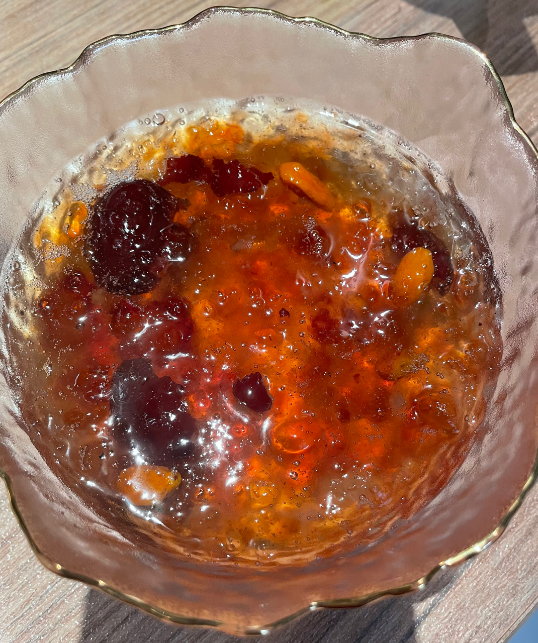 秋天里的第一碗糖水，水晶果冻一般的红枣雪耳莲子桃胶