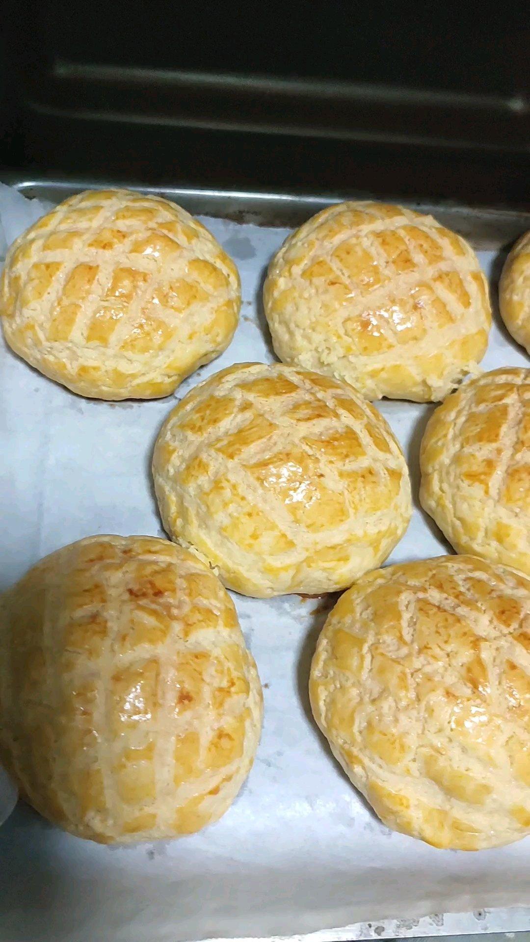 好吃到炸裂的港式菠萝包（附带制作酥皮的小视频）