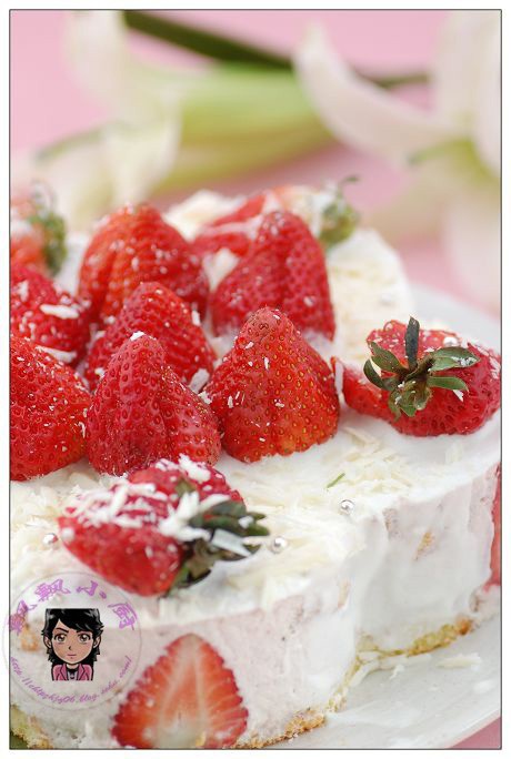 白巧克力草莓酸奶慕斯蛋糕的做法