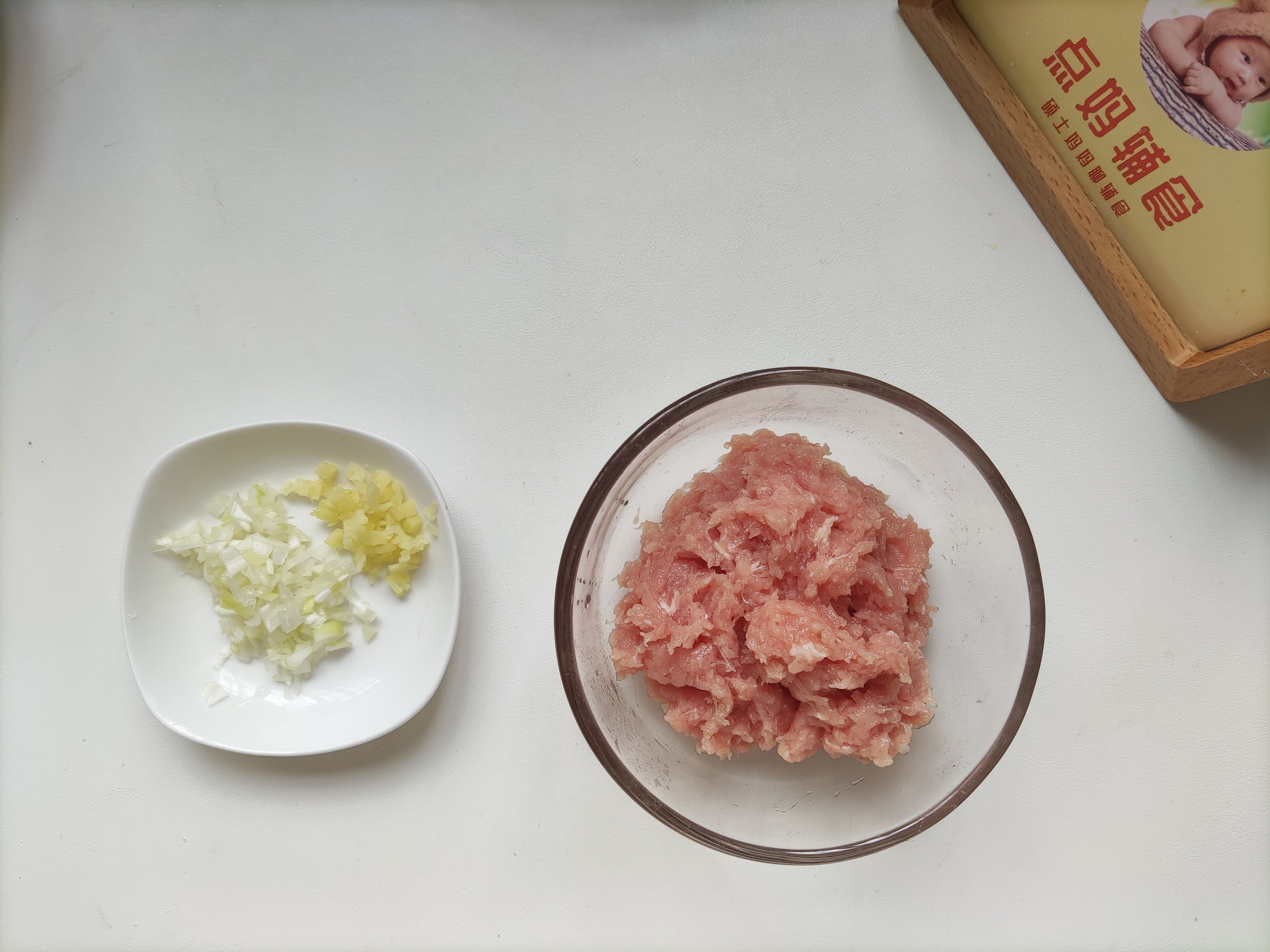 适合宝宝吃的鲜肉虾仁小馄饨，调馅、做皮、包制、保存的做法 步骤2