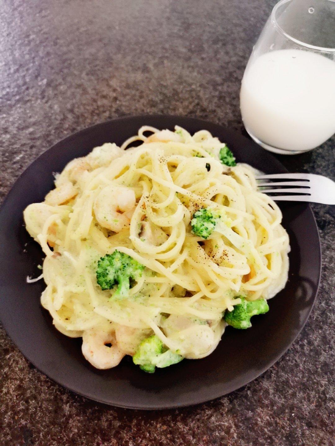 奶香浓郁的西兰花虾仁意面！