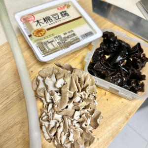 舞茸豆腐牡蛎锅·连汤汁都鲜美（ref.《神田裕行的四季料理》）的做法 步骤2