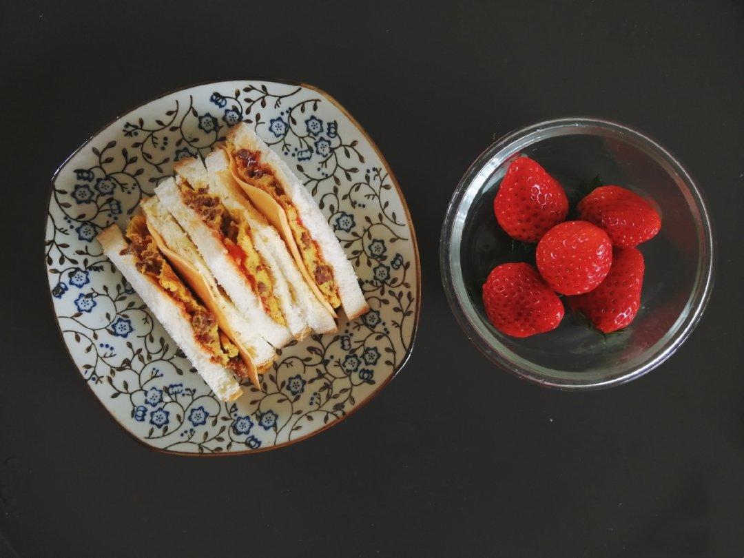 鸡蛋牛肉三明治