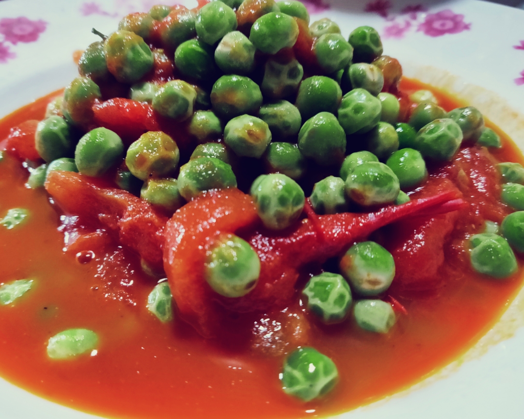 西红柿炒豌豆，营养美味，简单又美味。好吃极了