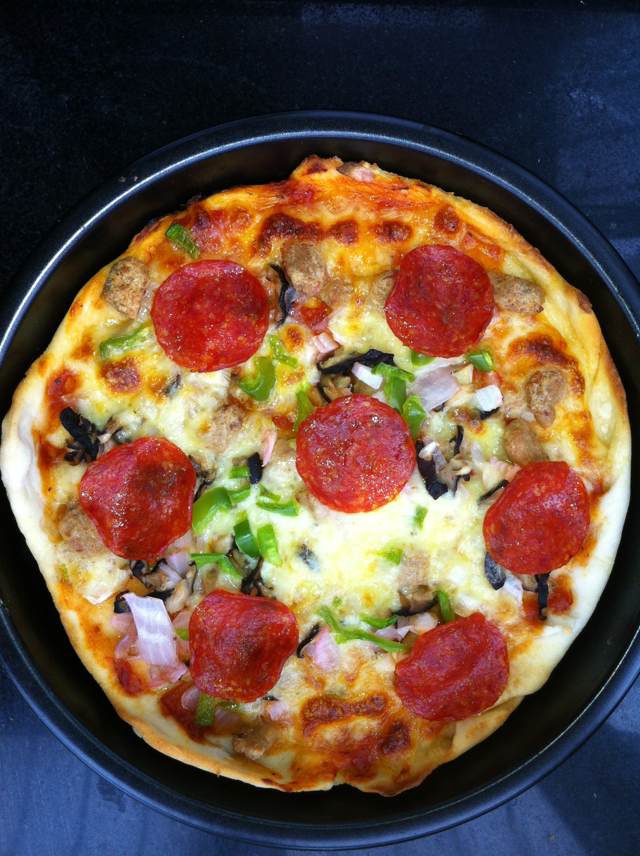 披萨 青椒牛肉皮萨 卖烤肉串的单车教练做的青椒牛肉皮萨