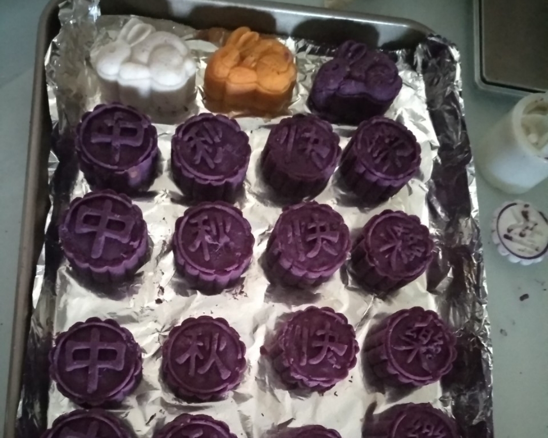 超级简单的紫薯蛋黄月饼（无任何添加）的做法
