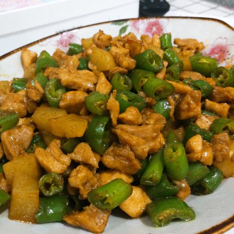 辣味十足的青椒土豆鸡丁
