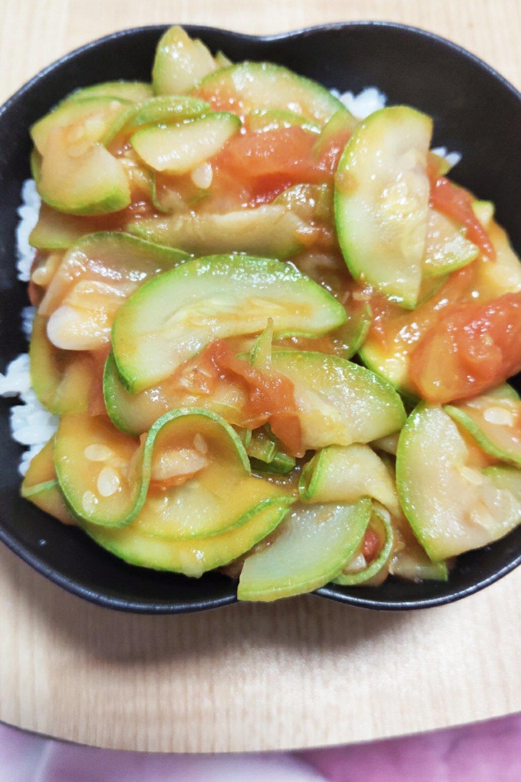 西红柿炒西葫芦