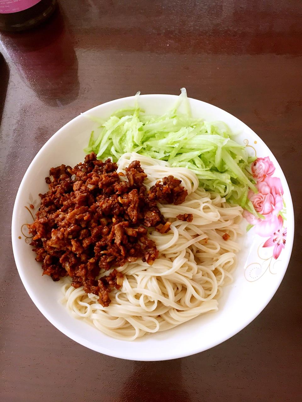 小丑萌mm做的炸酱面(家传版)