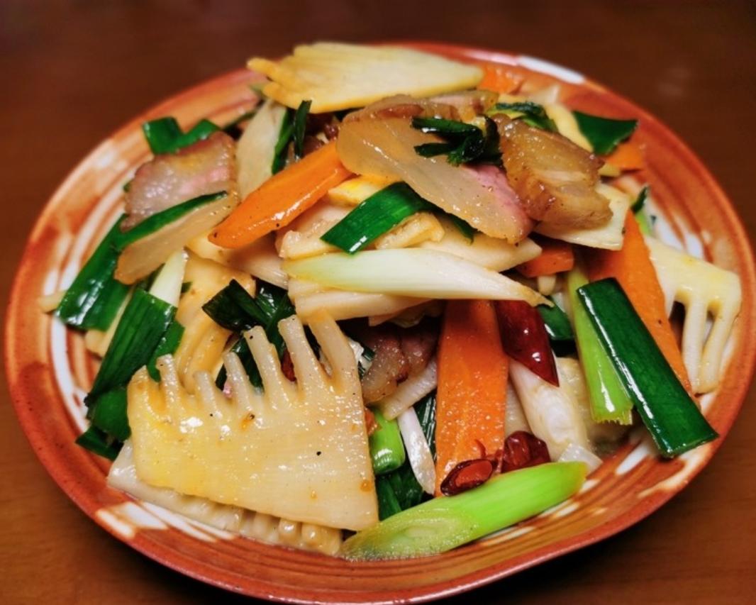 吃出春天，新鲜春笋炒腊肉（附新鲜笋片麻口苦涩处理方法）