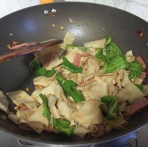 火腿肠炒千张豆腐皮的做法 步骤4