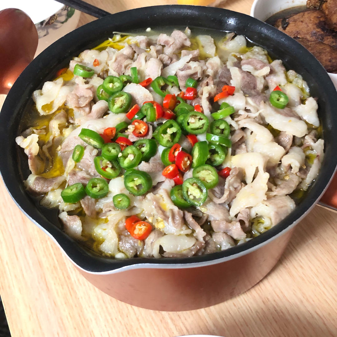 酸汤金针菇牛河肥牛锅