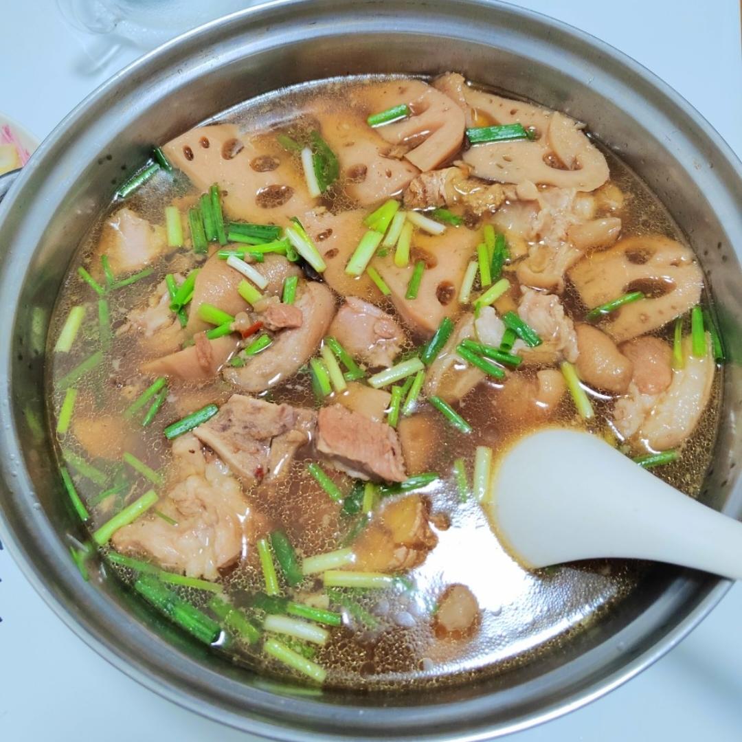 厨师长教你：“花生莲藕炖猪脚”的家常做法，味道鲜美老少皆宜