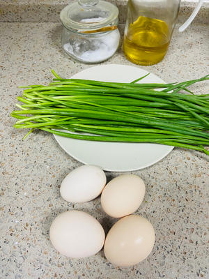 春天的美味—小葱炒鸡蛋的做法 步骤1