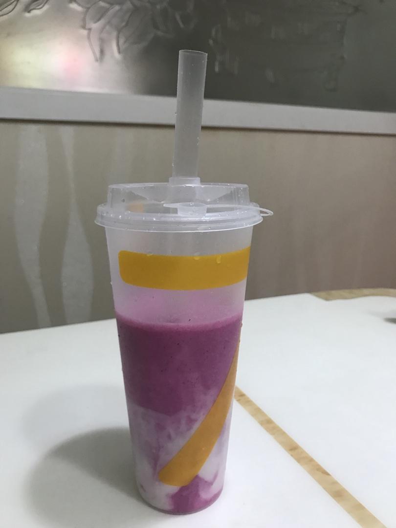 香蕉红火龙果奶昔