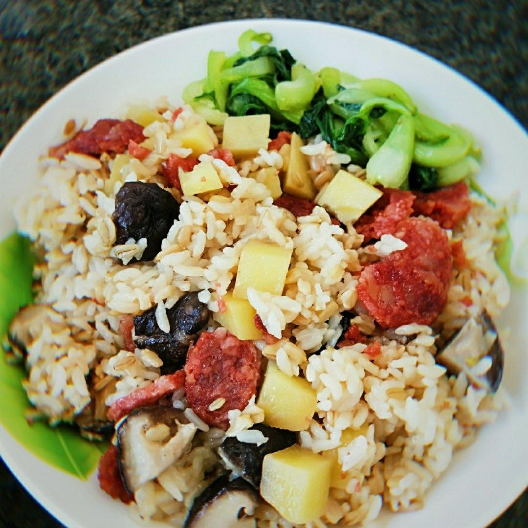 香菇腊肠土豆焖饭