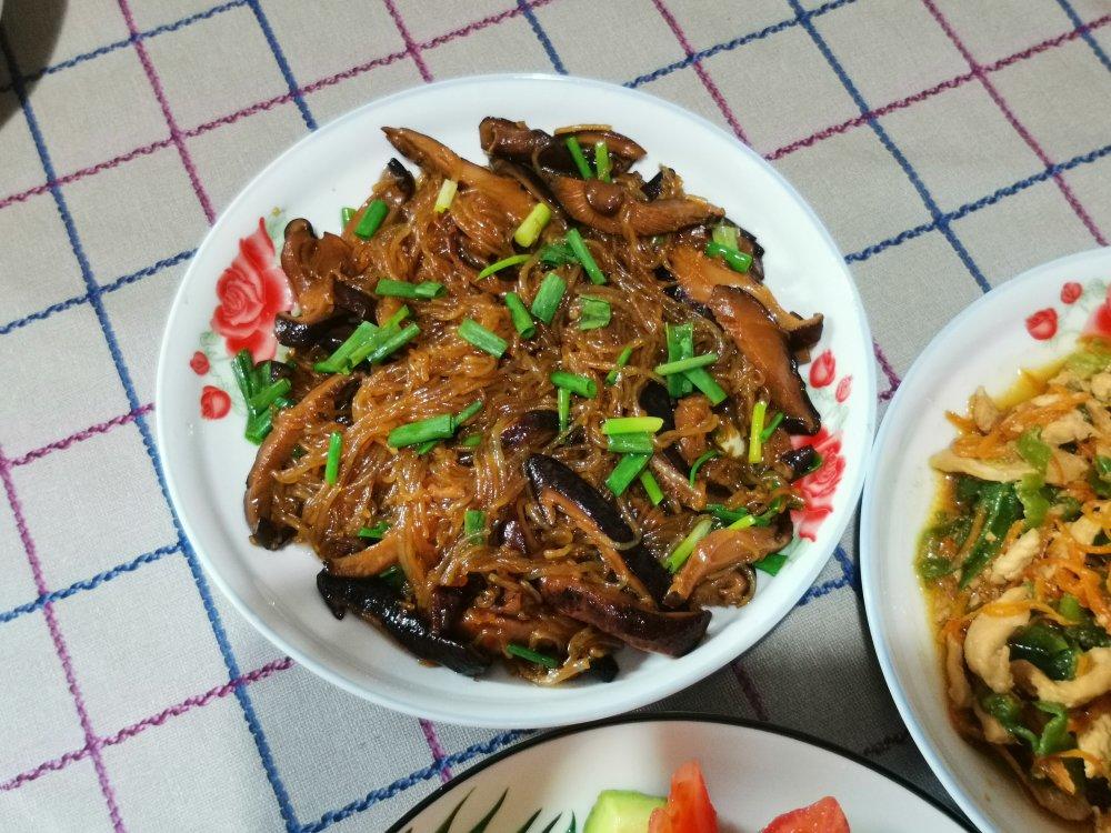 做鸡蛋炒粉丝，千万不要直接炒，多加一步，好看又好吃