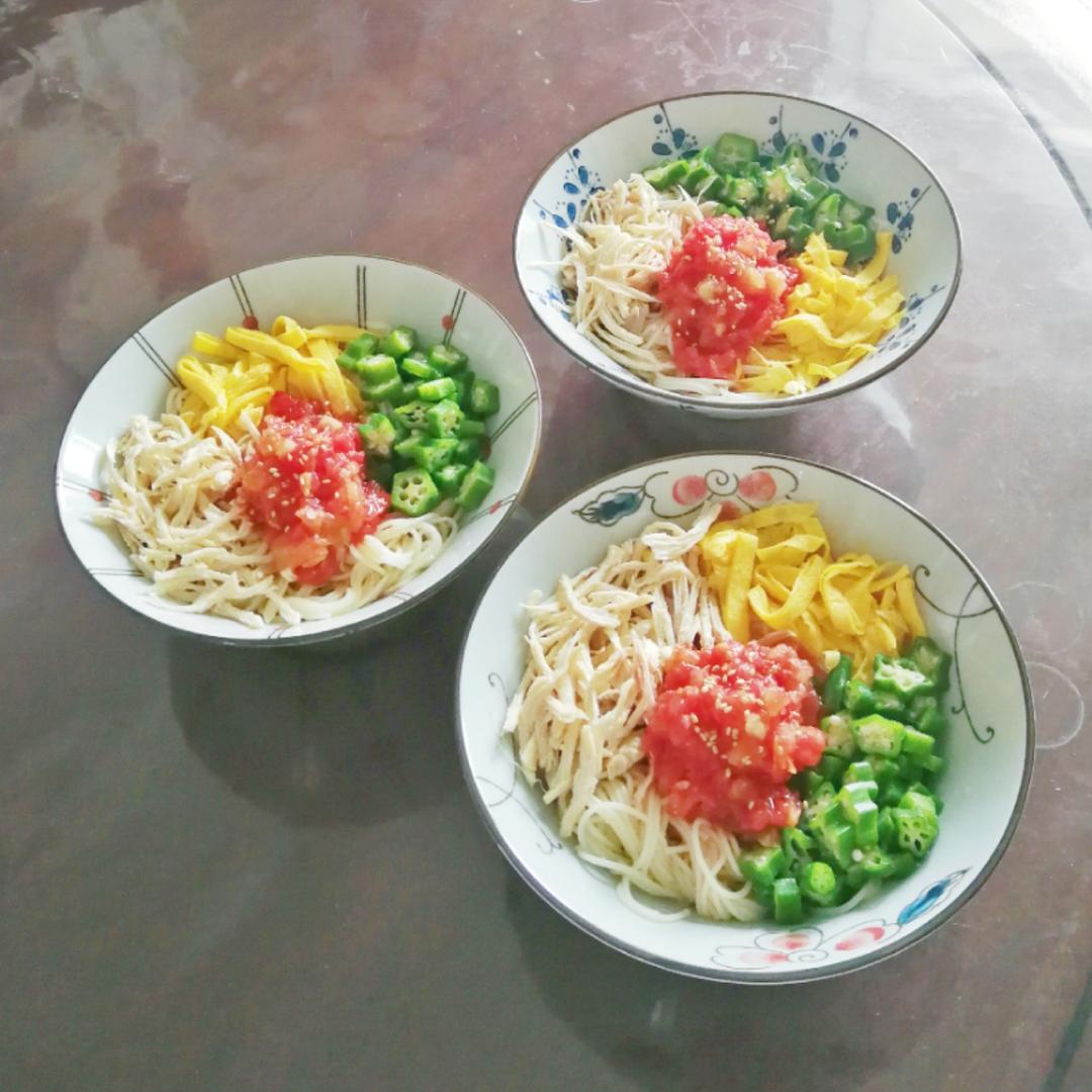 番茄蓉鸡丝凉面