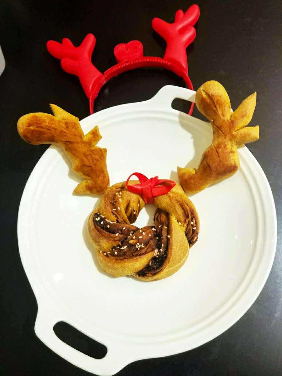 圣诞巧克力坚果麋鹿花环面包