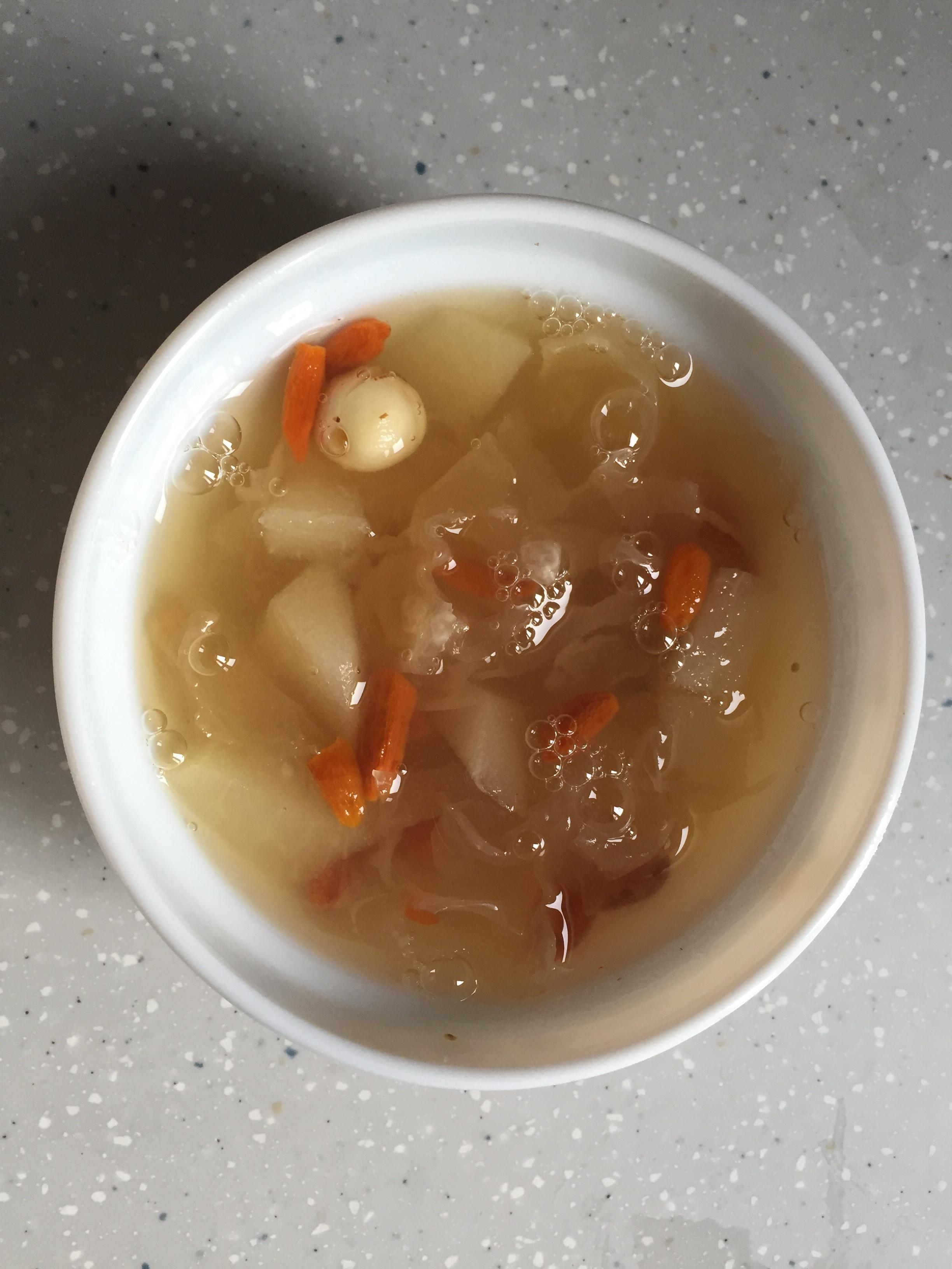 银耳百合莲子枸杞秋梨糖水的做法 步骤2