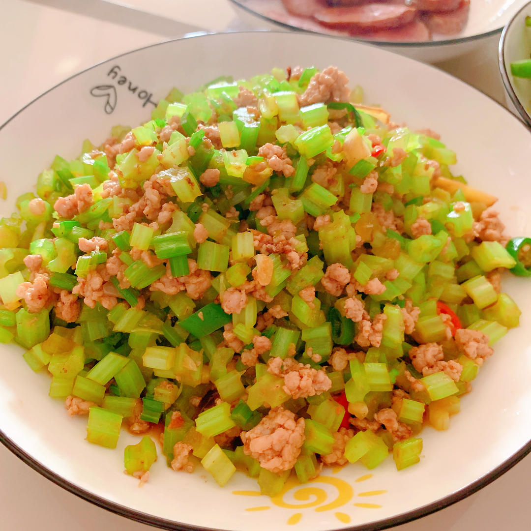 厨师长教你：“芹菜炒肉末”的家常做法，味道很赞，非常下饭