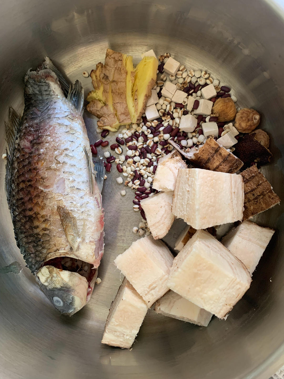 葛根鲫鱼祛湿汤