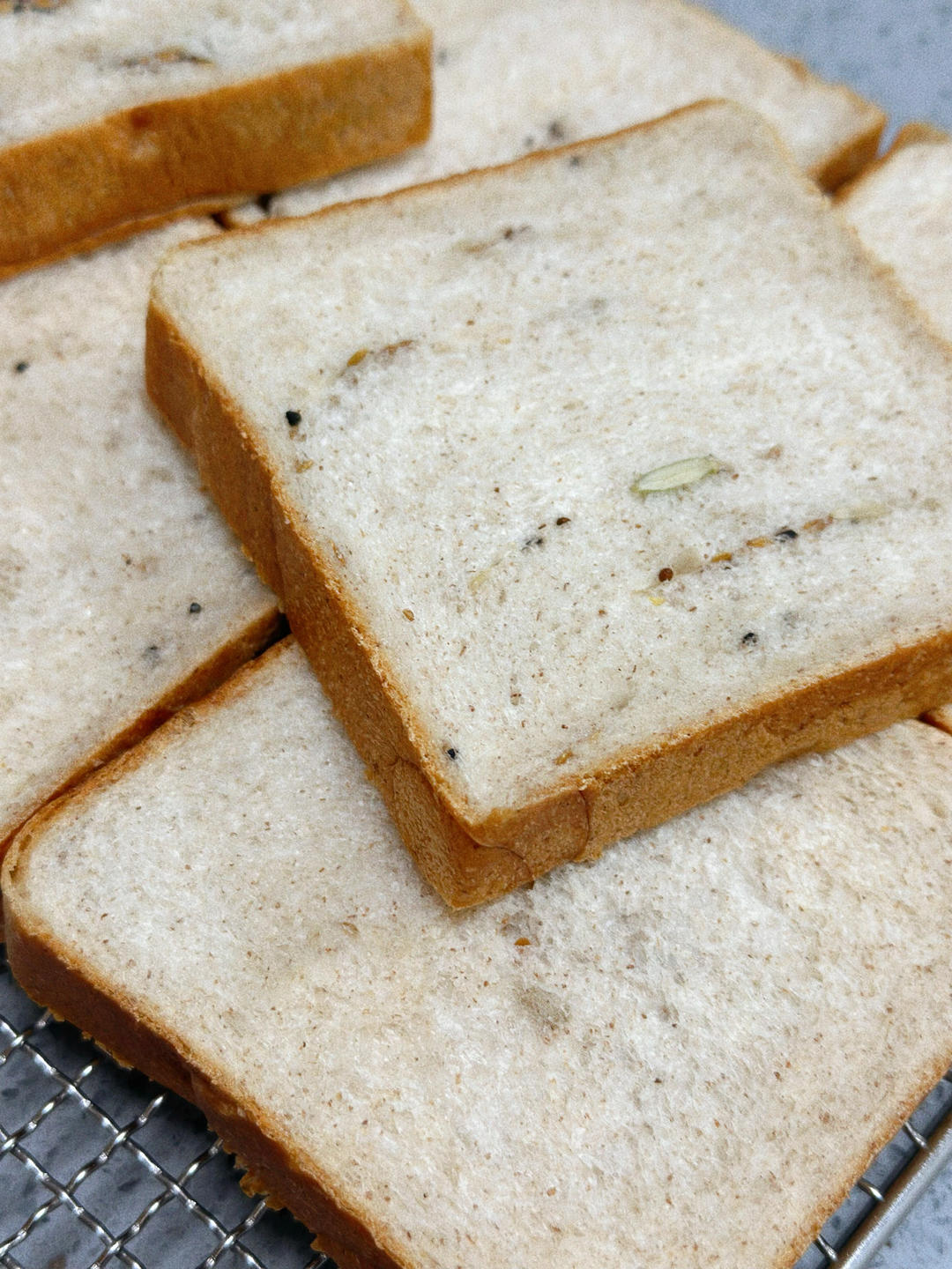 柔软的蜂蜜牛乳全麦吐司