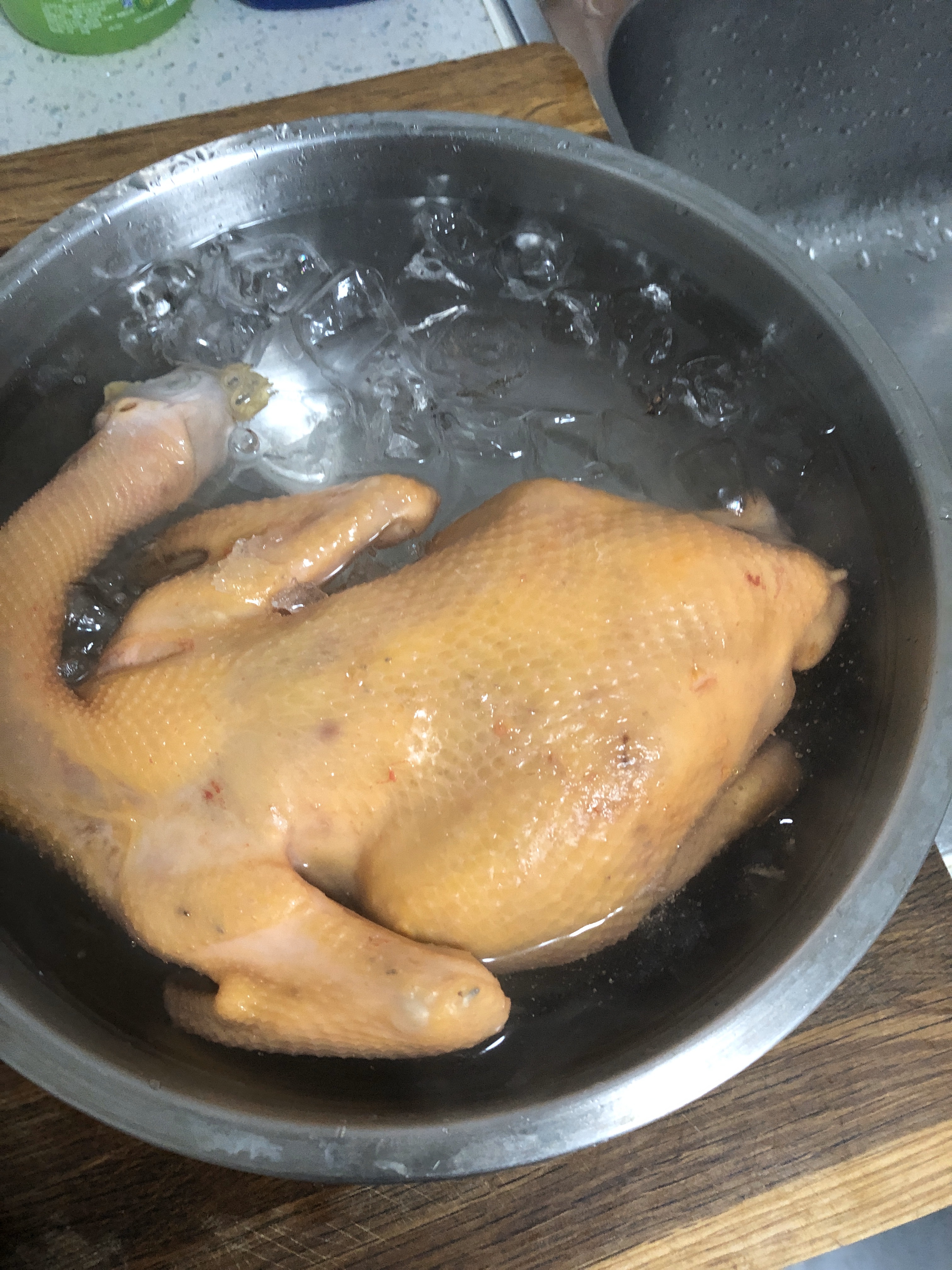 粤菜大厨的秘制豉油鸡，肉嫩多汁颜值爆表的做法 步骤3