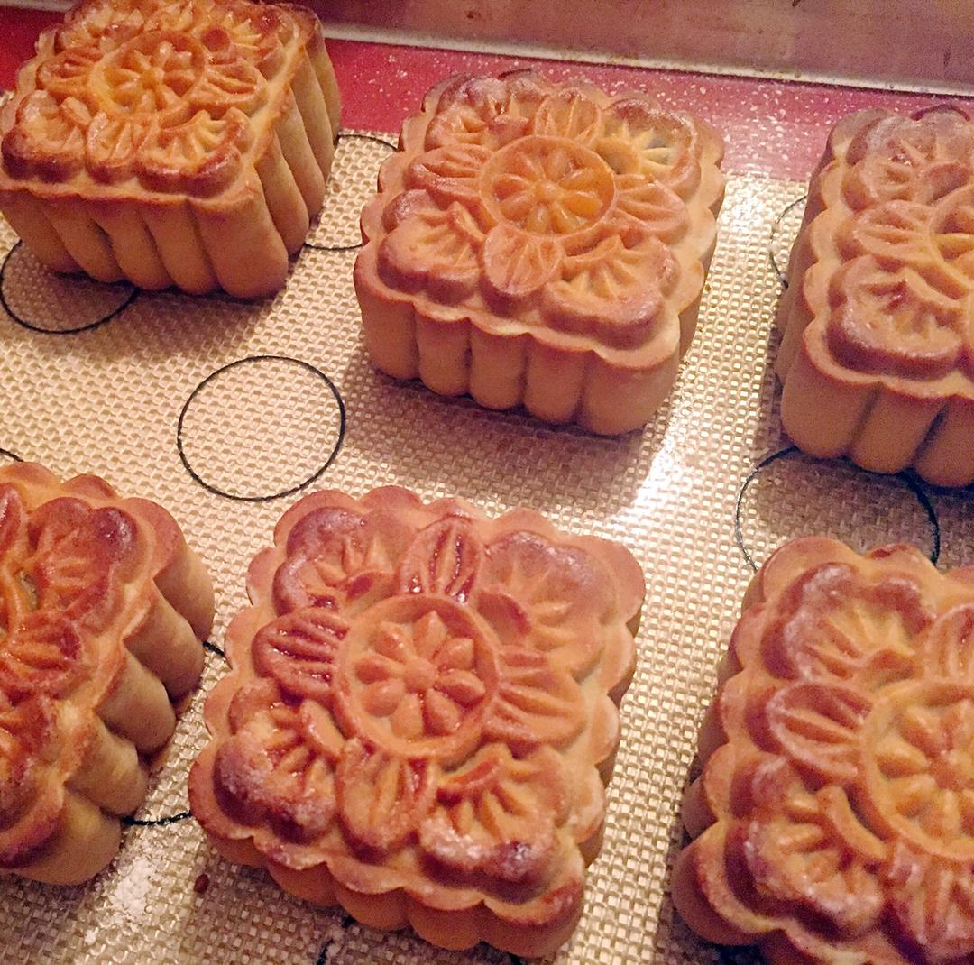 广式月饼—蛋黄莲蓉月饼