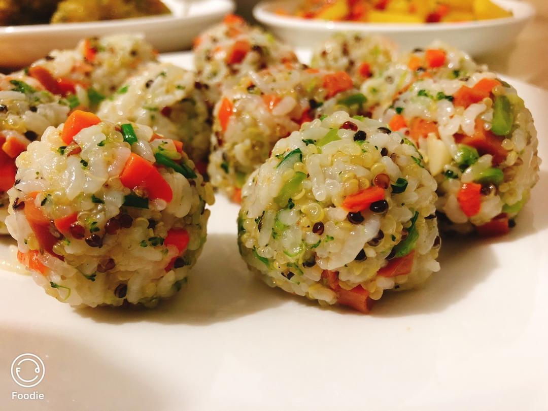 三色藜麦蔬菜饭团