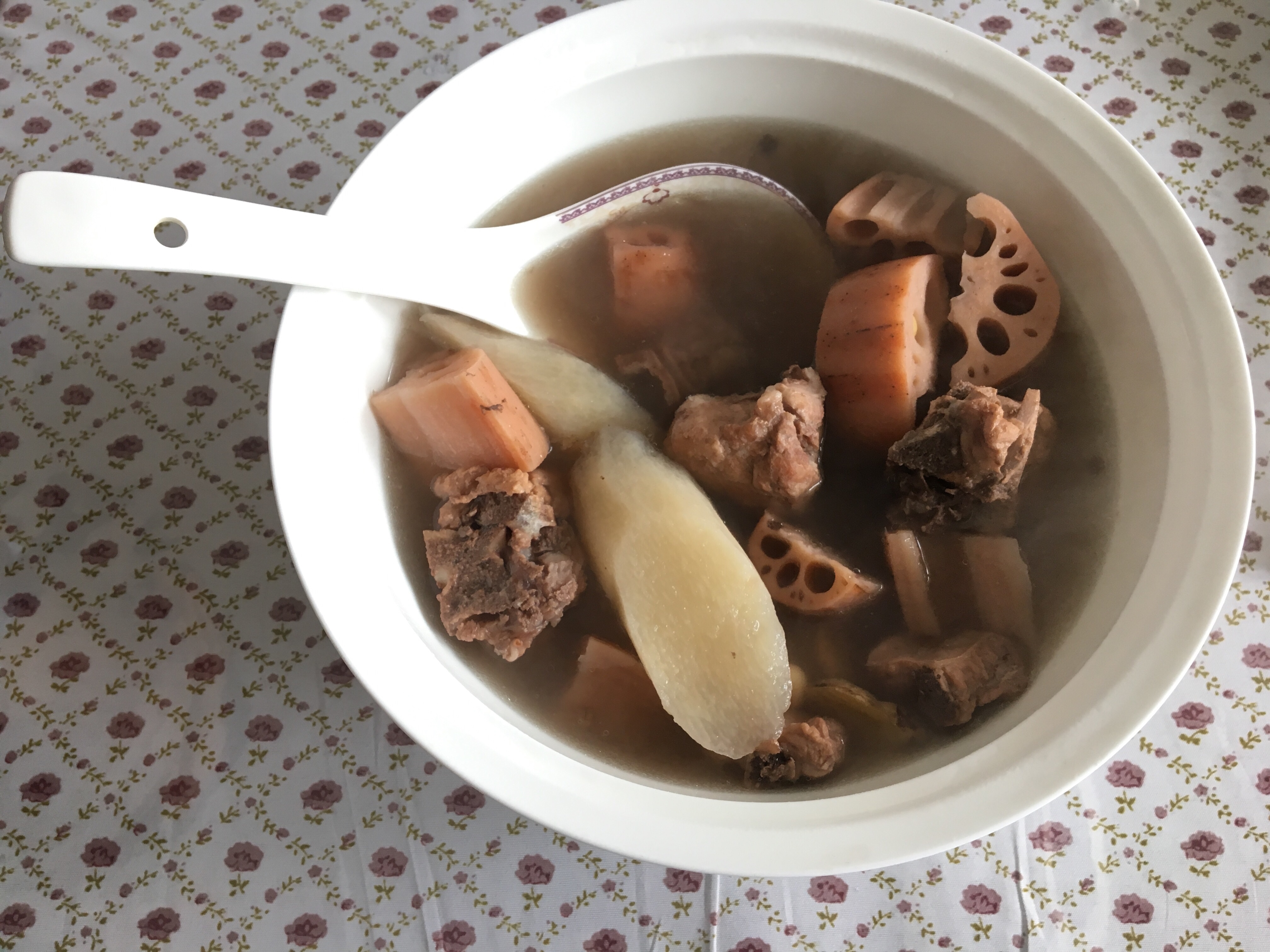 黄豆莲藕山药排骨汤的做法