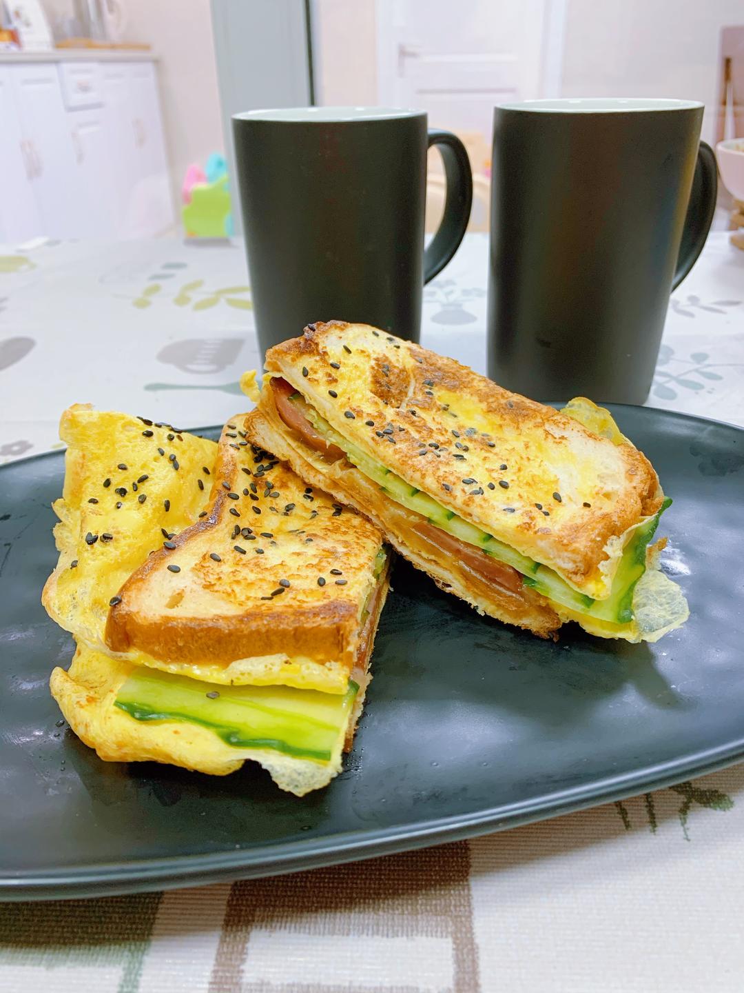 蛋抱吐司（火腿芝士三明治）的做法