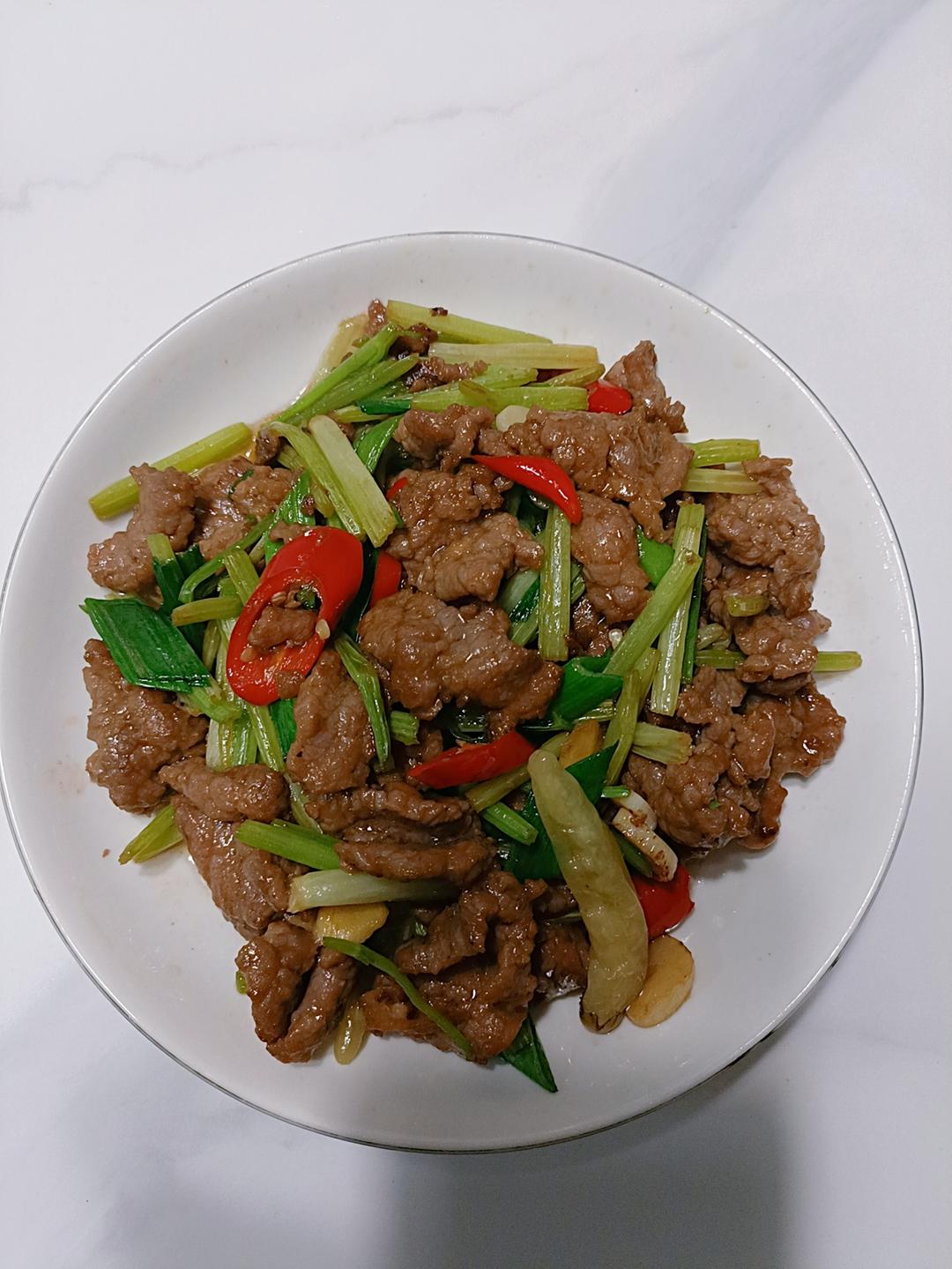 好吃到邻居敲门蹭饭的芹菜炒牛肉！