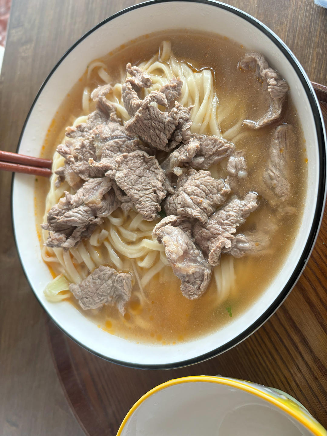 牛肉在开水中烫十秒钟，出锅就是潮汕特色牛肉汤，吃一次就忘不了