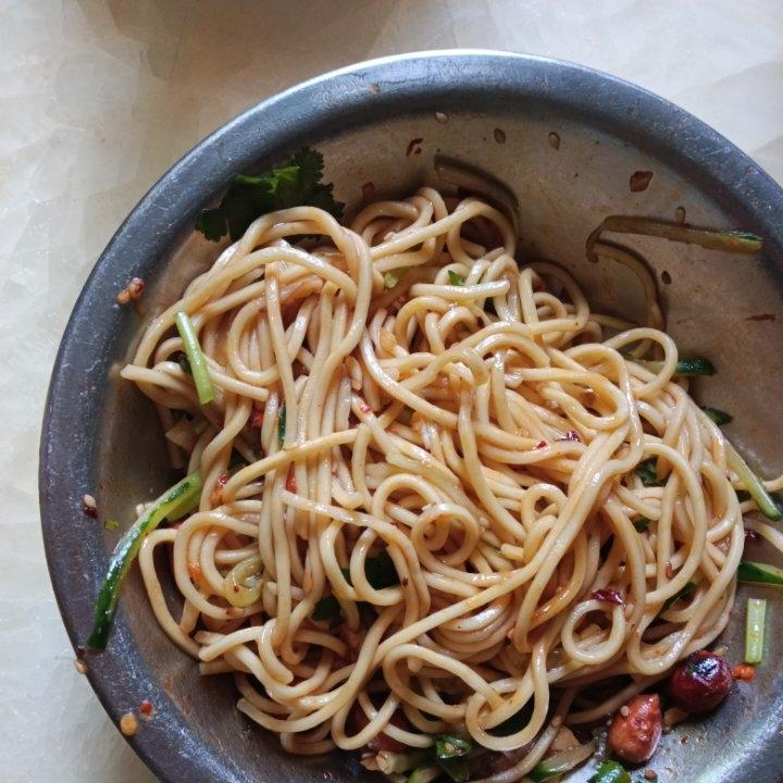 简单凉拌面只要五分钟，美食的快乐你值得～
