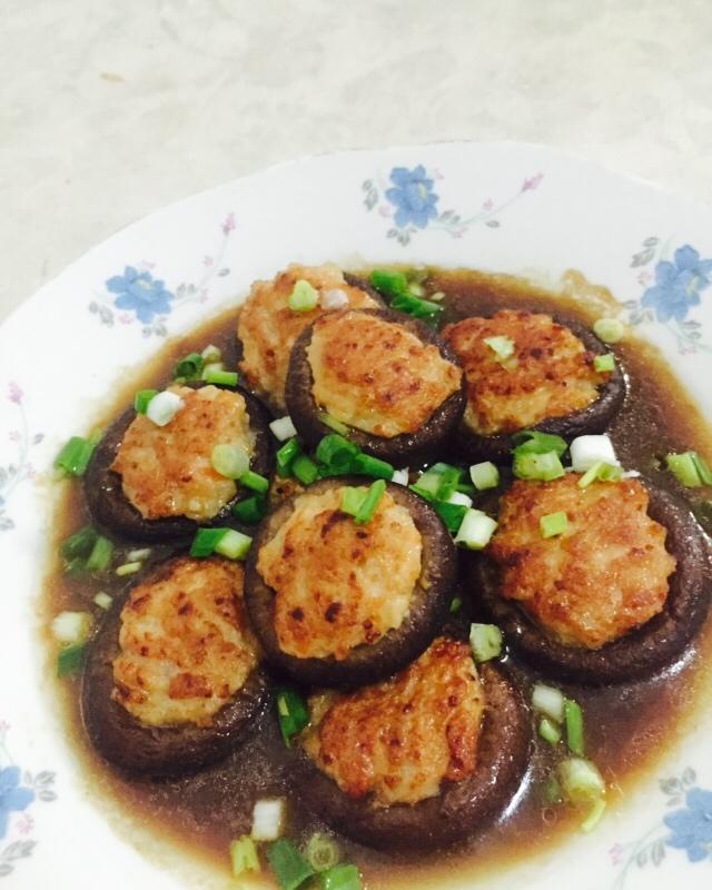没有比等待更好的方法做的美味的肉酿香菇～～孩子爱吃的下饭菜