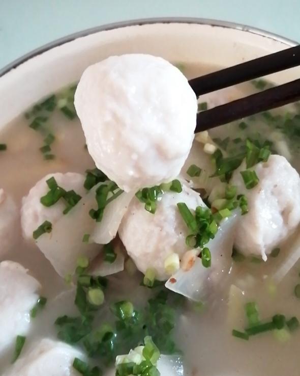 厨师长教你：“鱼丸火锅”的正宗做法，汤浓肉鲜，很适合老人孩子