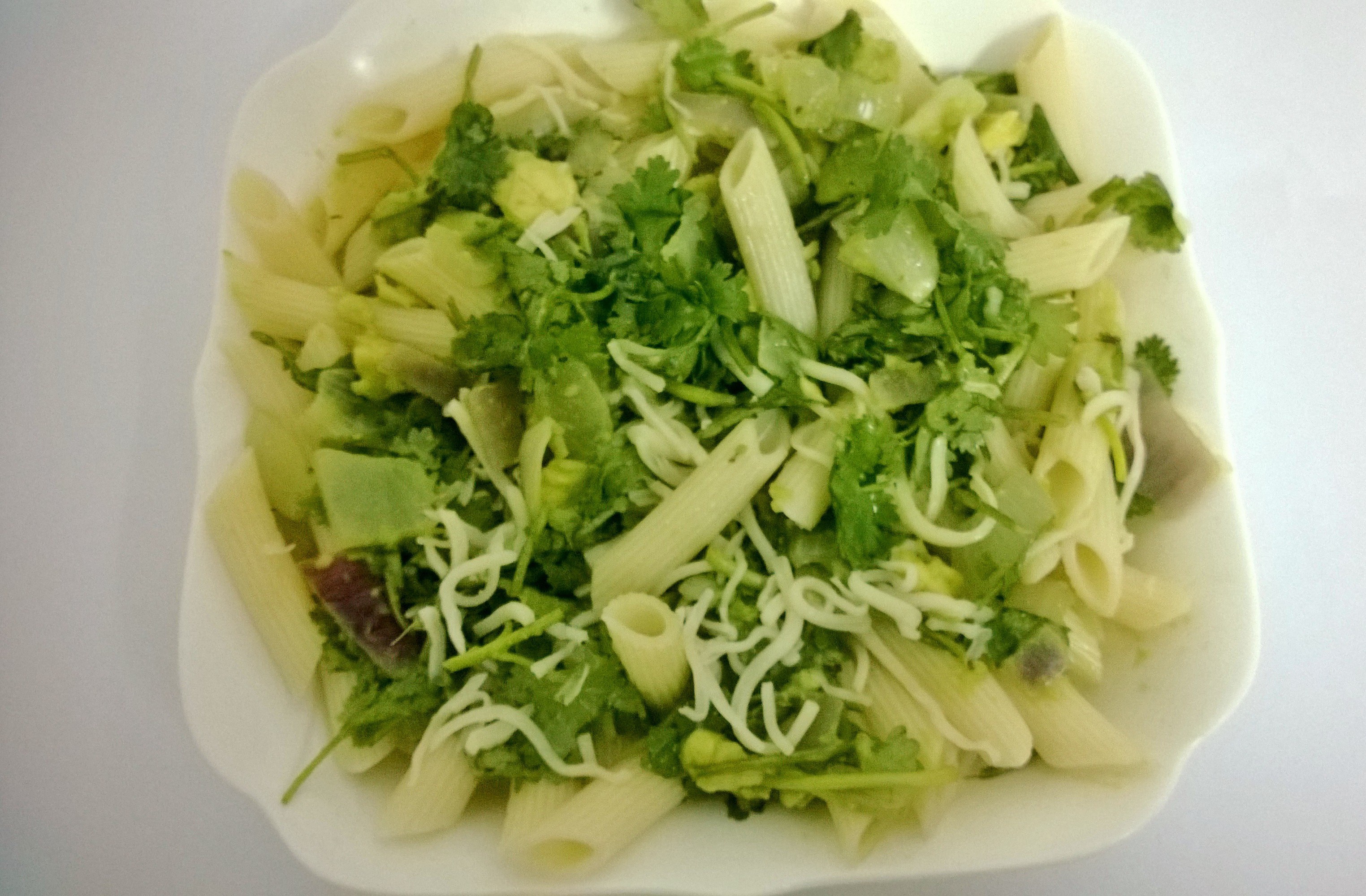 15分钟的意面佐希腊奶酪和牛油果