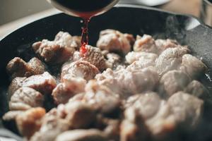 红酒烩羊肉的做法 步骤3